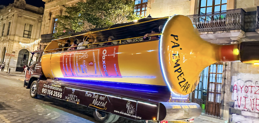 Autobús mezcalero de Andabús recorriendo el centro histórico de Oaxaca por la noche