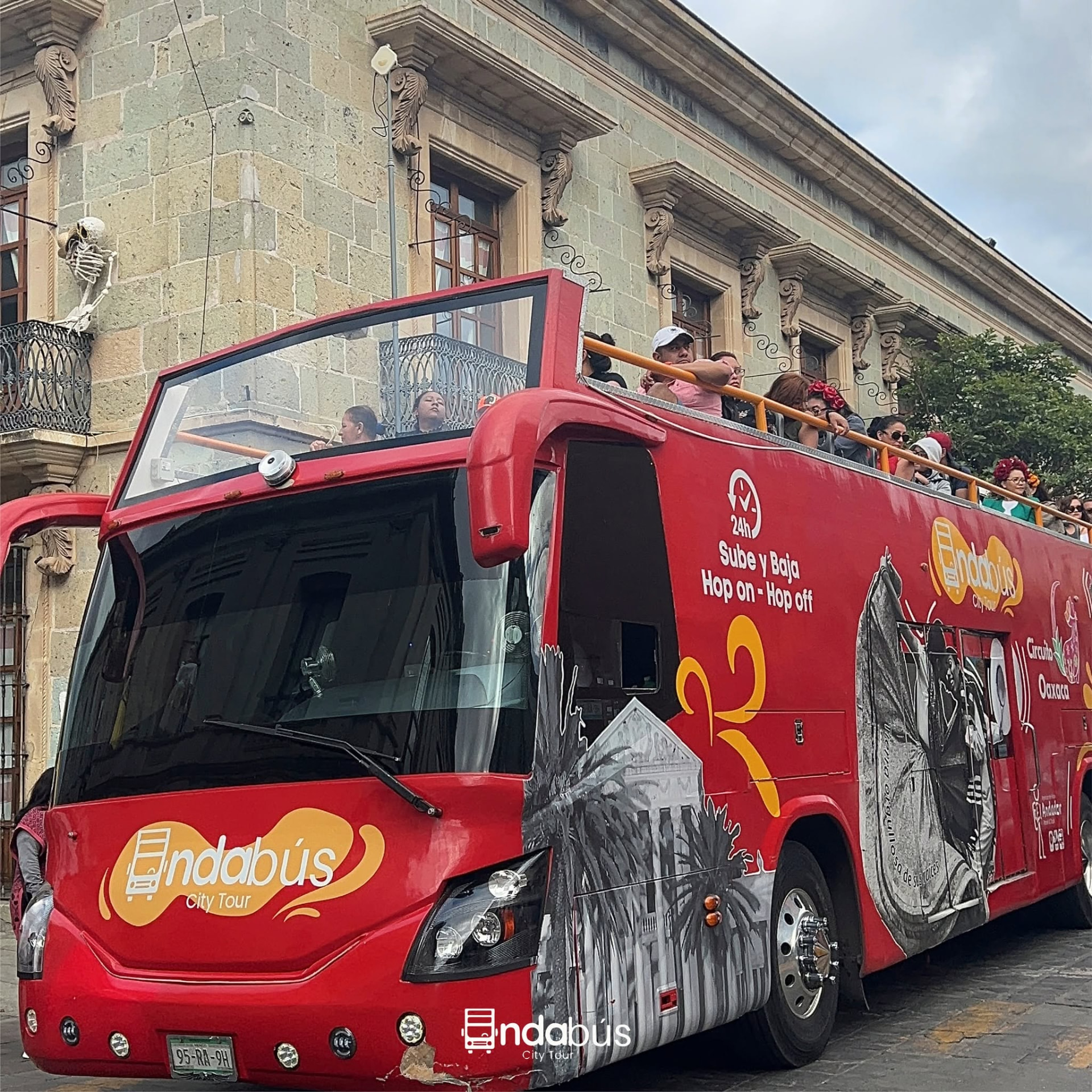 Andabús City Tour frente a un edificio colonial de Oaxaca