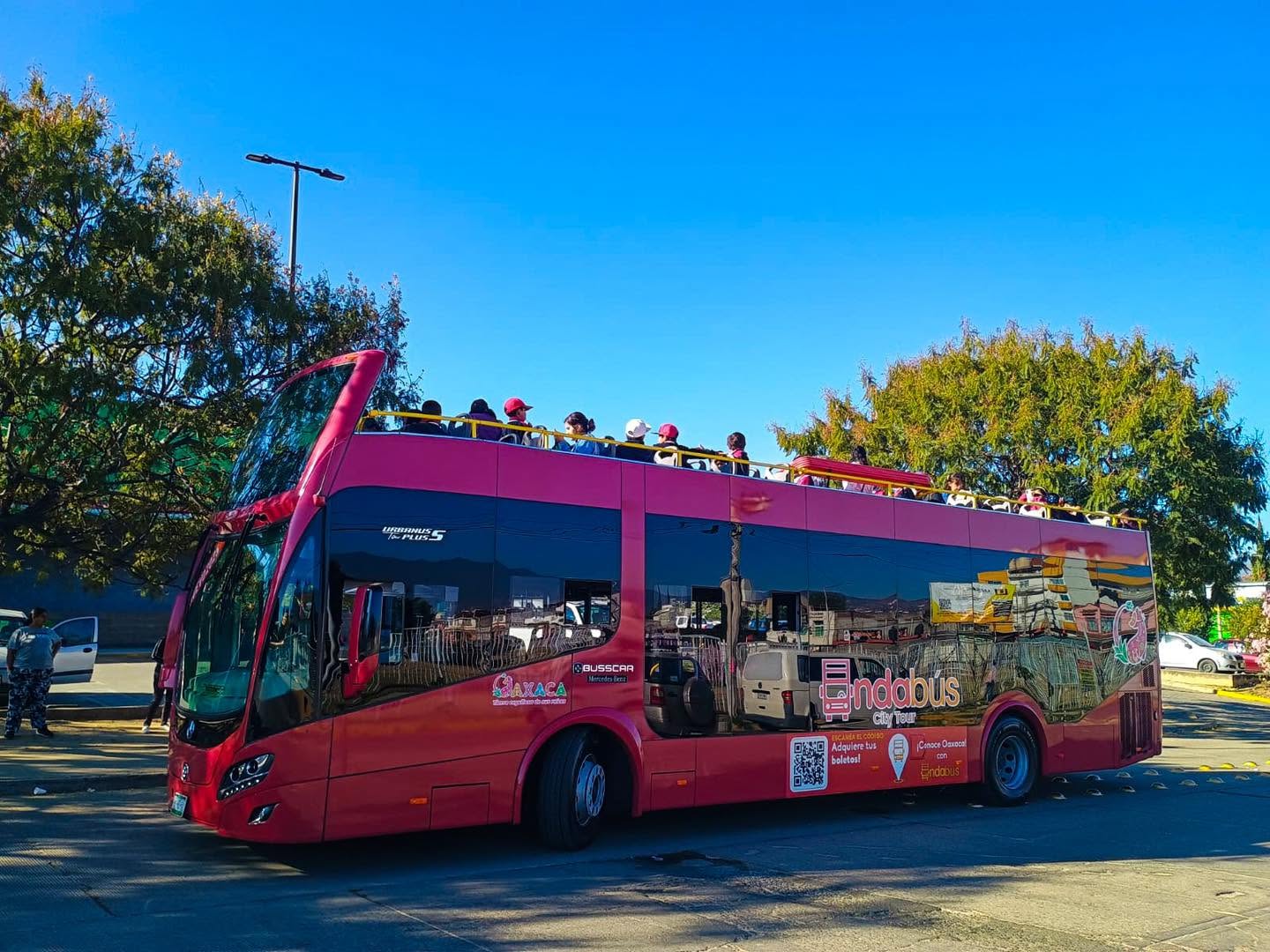 Autobús Andabús City Tour lleno de visitantes en Oaxaca